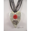 Collier, pendentif "Coeur" argent avec perle shamballa rouge sur socle de béton coeur avec bas argenté
