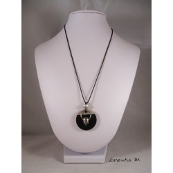 Collier pendentif argenté "Tête de mort" avec perle métal argent sur socle de béton rond peint noir et anneau inox