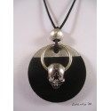 Collier pendentif argenté "Tête de mort" avec perle métal argent sur socle de béton rond peint noir et anneau inox