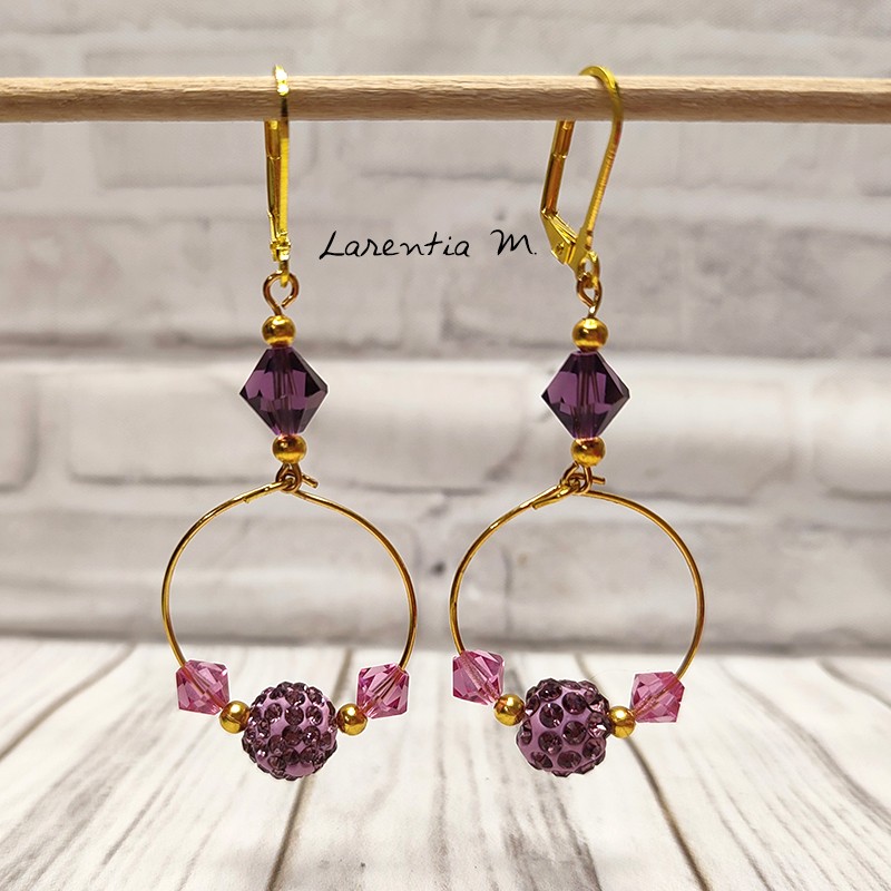 Boucles d'oreilles créoles fantaisie Swarovski violettes et roses Boucles d'oreilles créoles fantaisie Swarovski violettes et roses