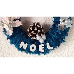 Couronne de Noël en laine bleue et argent pomme de pin