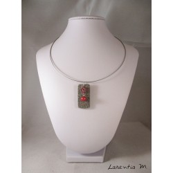 Collier granit rectangle, fleur cristal Swarovski et perle magique rouges, ras de cou rigide gris