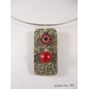 Collier granit rectangle, fleur cristal Swarovski et perle magique rouges, ras de cou rigide gris