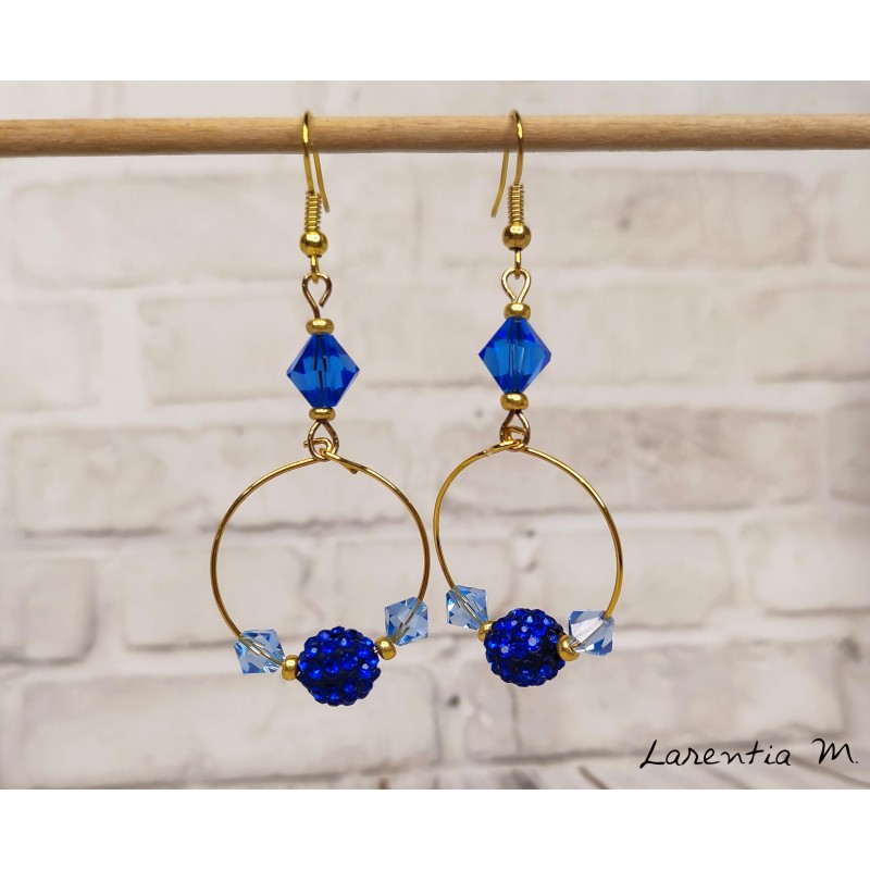 Boucles d'oreilles créoles fantaisie Swarovski bleu foncé Boucles d'oreilles créoles fantaisie Swarovski bleu foncé