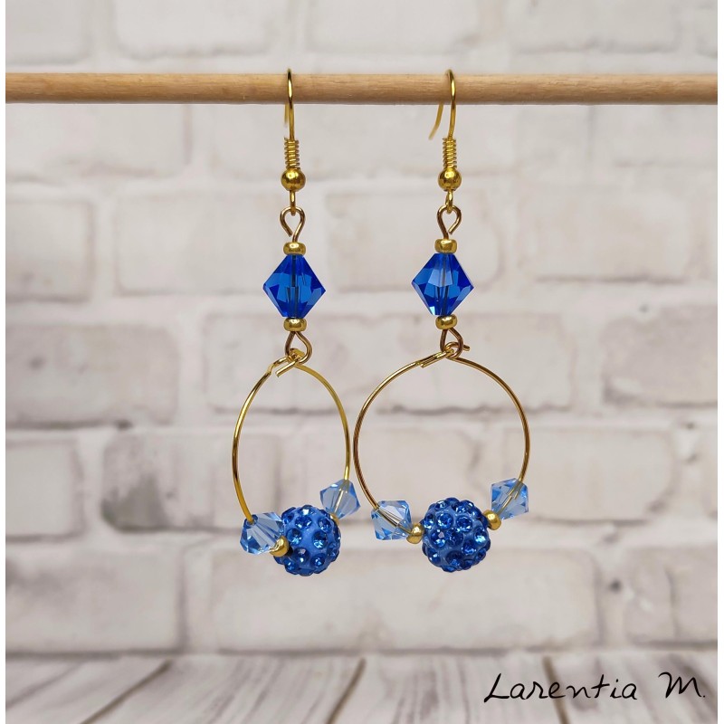 Boucles d'oreilles créoles fantaisie Swarovski bleu roi et or Boucles d'oreilles créoles fantaisie Swarovski bleu roi et or