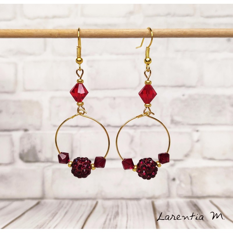 Boucles d'oreilles créoles fantaisie Swarovski rouge foncé Boucles d'oreilles créoles fantaisie Swarovski rouge foncé