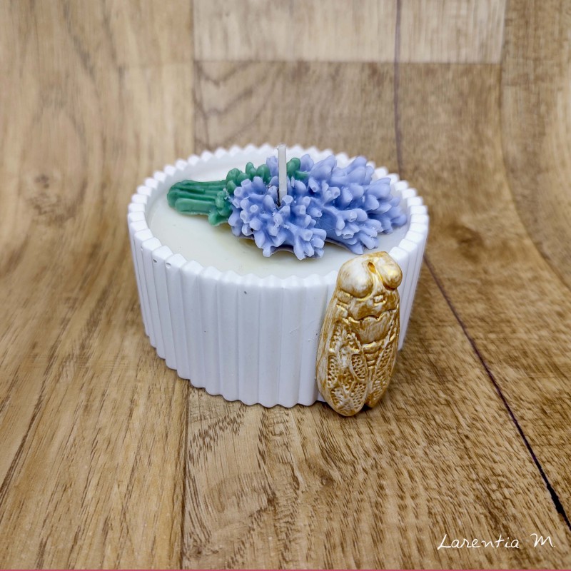 Vegetable wax candle jar with cicada and lavender bouquet overcandle Vegetable wax candle jar with cicada and lavender bouquet overcandle