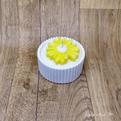 Pot céramique blanc avec bougie végétale et "surbougie" marguerite jaune