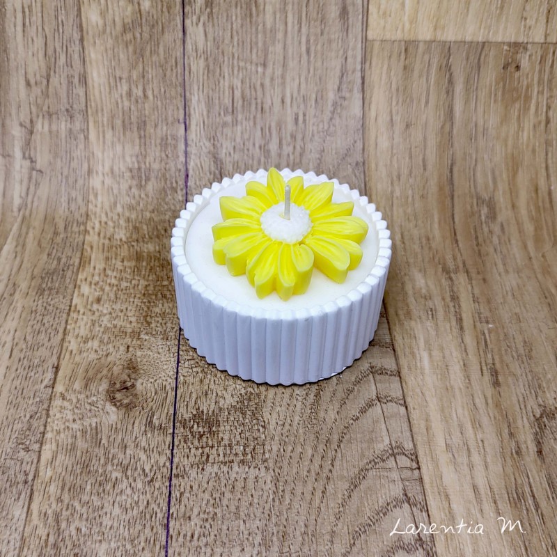 Pot céramique blanc avec bougie végétale et "surbougie" marguerite jaune Pot céramique blanc avec bougie végétale et "surbougie" marguerite jaune
