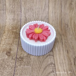 Pot céramique blanc avec bougie végétale et "surbougie" marguerite corail