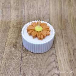 Pot céramique blanc avec bougie végétale et "surbougie" marguerite orangé
