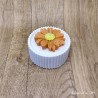 Pot céramique blanc avec bougie végétale et "surbougie" marguerite orangé