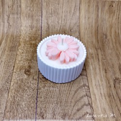 Pot céramique blanc avec bougie végétale et "surbougie" marguerite rose