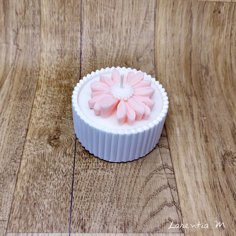 Pot céramique blanc avec bougie végétale et "surbougie" marguerite rose Pot céramique blanc avec bougie végétale et "surbougie" marguerite rose
