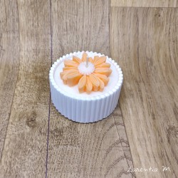Pot céramique blanc avec bougie végétale et "surbougie" marguerite saumon