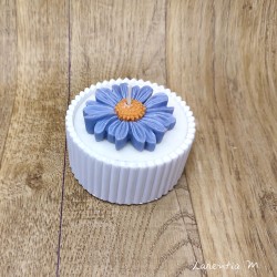 Pot céramique blanc avec bougie végétale et "surbougie" marguerite violine