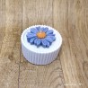Pot céramique blanc avec bougie végétale et "surbougie" marguerite violine