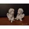 Petit ange assis, en céramique blanche, moulé à la main