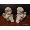Petit ange assis, en céramique blanche, moulé à la main