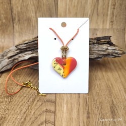 Collier pendentif Coeur en pâte polymère et perles métal dorées