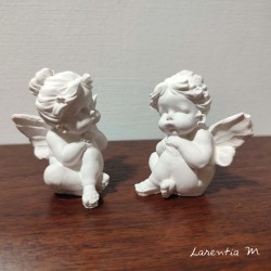 Petit ange assis, en céramique blanche, moulé à la main