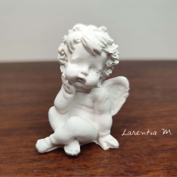 Petit ange assis, en céramique blanche, moulé à la main