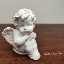 Petit ange assis, en céramique blanche, moulé à la main