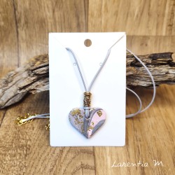 Collier pendentif Coeur en pâte polymère et perles métal dorées