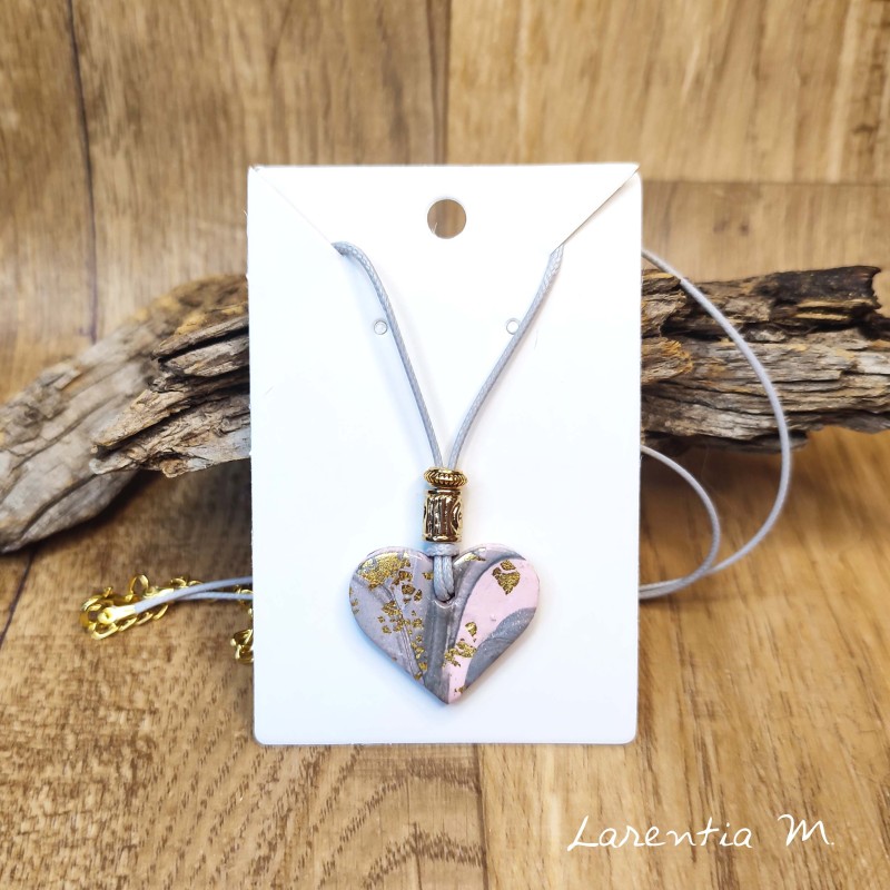 Collier pendentif Coeur en pâte polymère et perles métal dorées