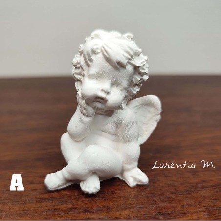Petit ange assis, en céramique blanche