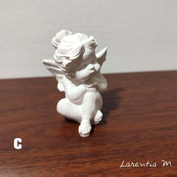 Small sitting angel, in white ceramic, hand-cast