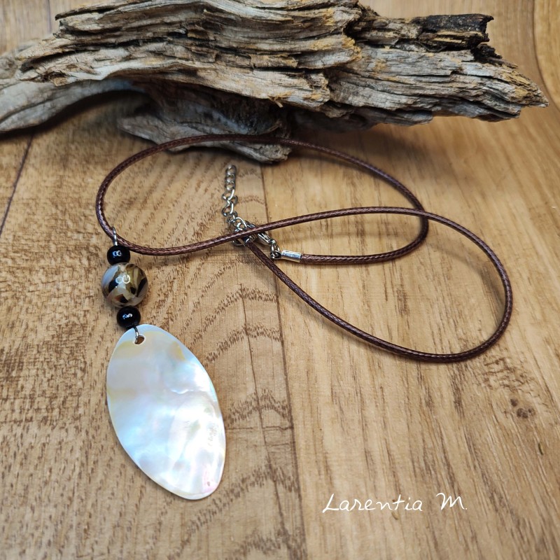 Collier pendentif coquillage en nacre Collier pendentif coquillage en nacre