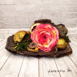 Composition florale automne, fleur et fruits séchés dans écorce d'arbre