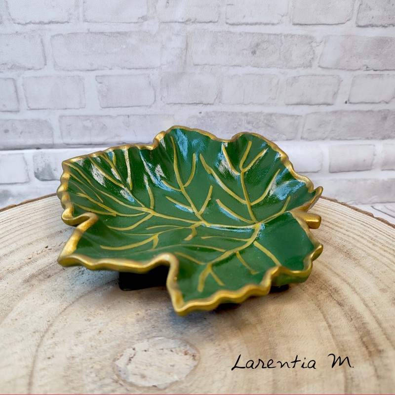 Hand-painted ceramic maple leaf tray Hand-painted ceramic maple leaf tray