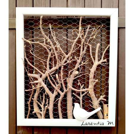 Cadre blanc avec branches lumineuses et oiseau blanc