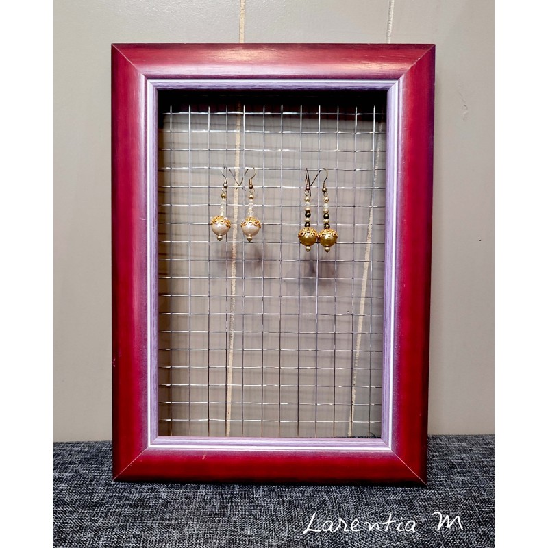 Chicken wire frame earring holder