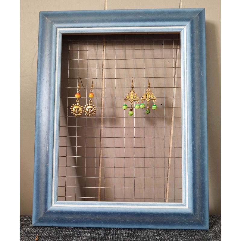 Chicken wire frame earring holder