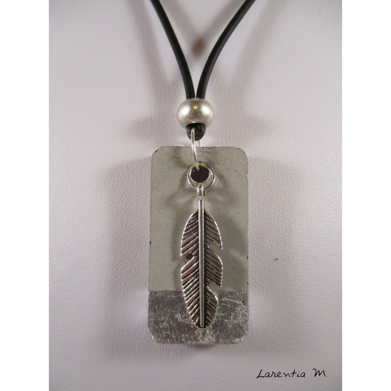 Collier béton rectangle argent, dragon argent, perle cristal gris, cordon daim gris