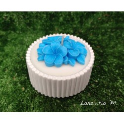 Flower-shaped candle topper made of vegetable wax