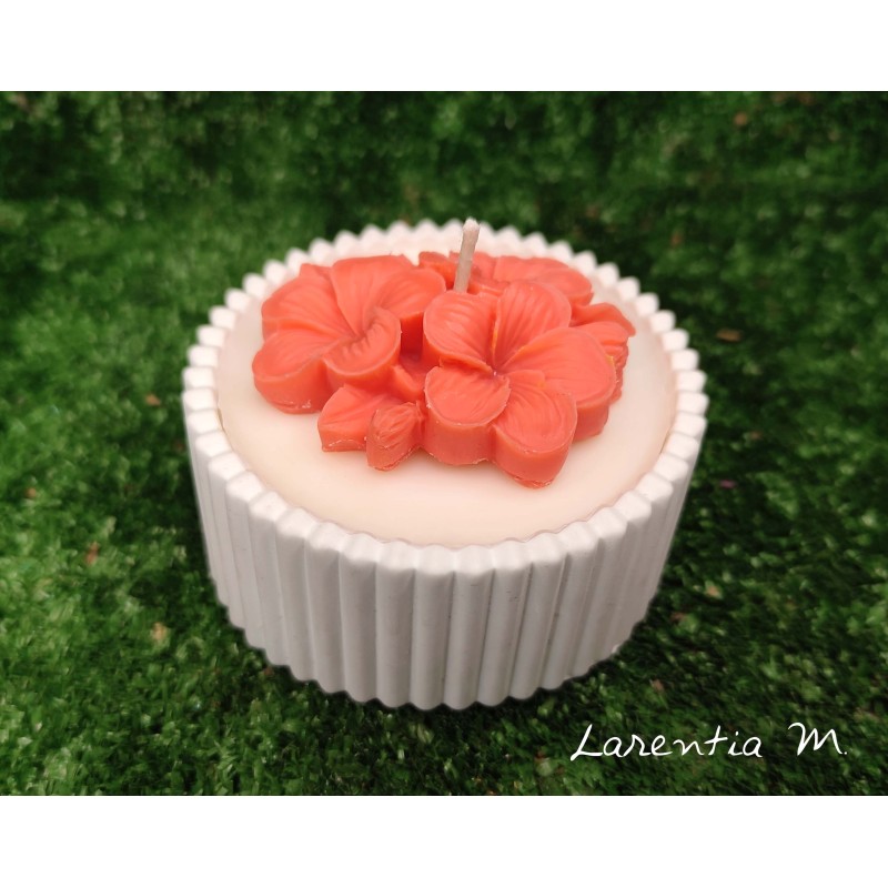 Flower-shaped candle topper made of vegetable wax
