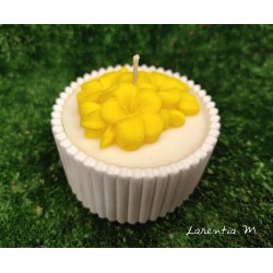 Flower-shaped candle topper made of vegetable wax