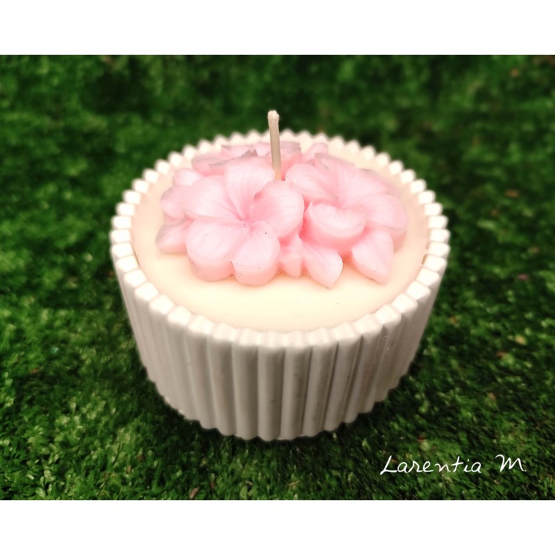 Flower-shaped candle topper made of vegetable wax