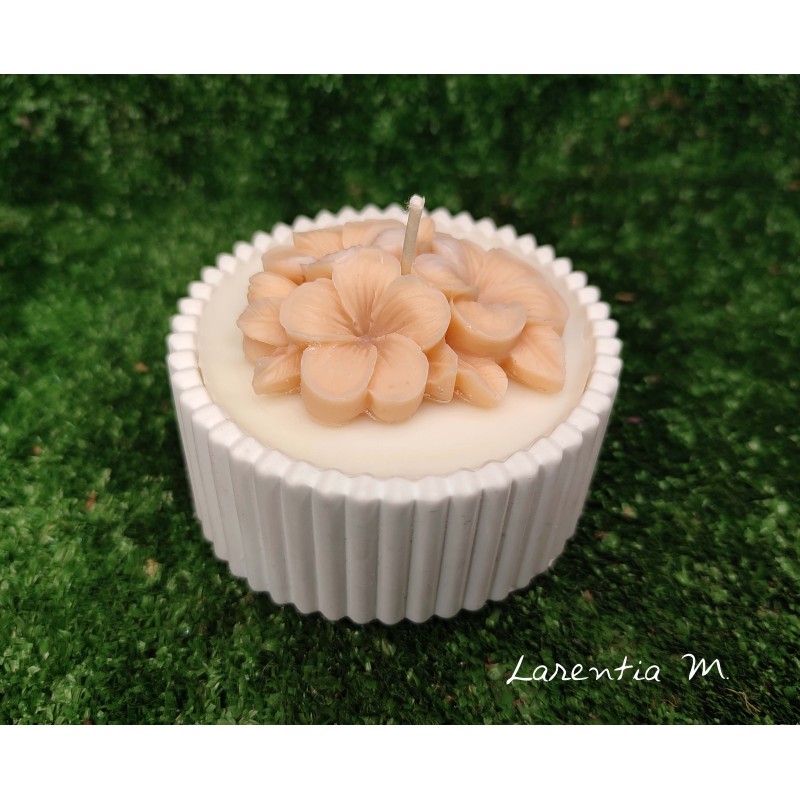 Flower-shaped candle topper made of vegetable wax