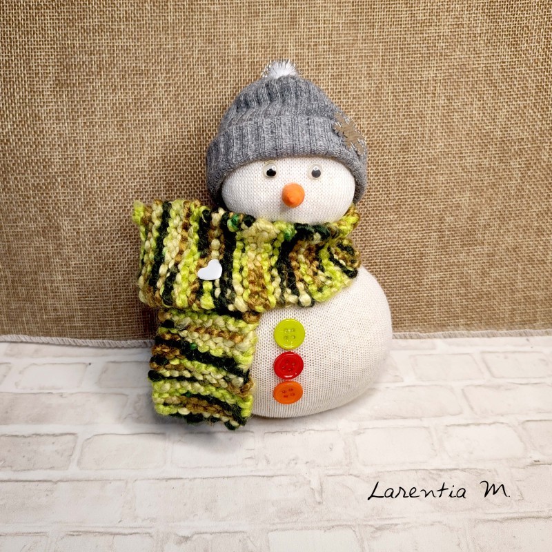 Bonhomme de neige en chaussette remplie de riz, écharpe tricotée main