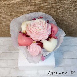 Bouquet de bougies fleurs dans boite avec fleurs séchées et ruban