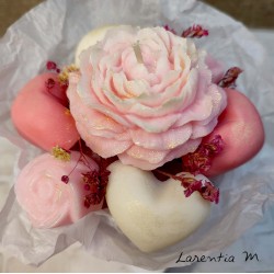 Bouquet de bougies fleurs dans boite avec fleurs séchées et ruban