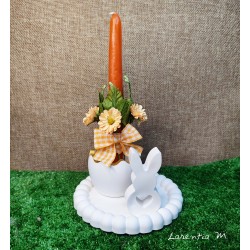 Bougeoir oeuf de Pâques blanc avec bougie, fleurs et ruban