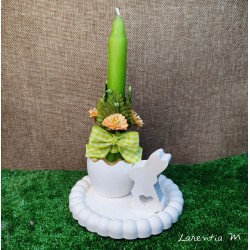 Bougeoir oeuf de Pâques blanc avec bougie, fleurs et ruban