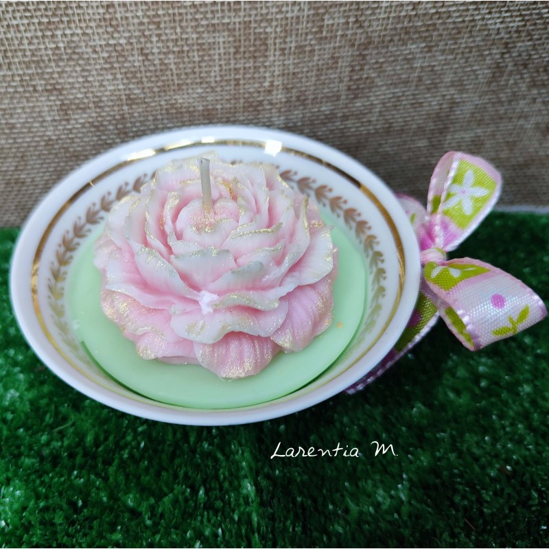 Bougie Pivoine dans tasse en porcelaine et ruban