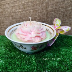 Bougie Pivoine dans tasse en porcelaine et ruban